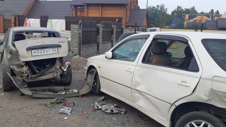Mazda протаранила ограждение и собрала шесть припаркованных машин в Барнауле Фото №2