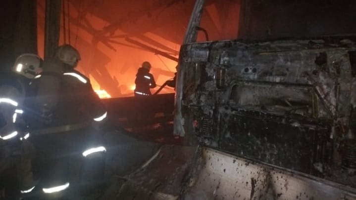 250 кв. метров составила площадь пожара на улице Звёздной в Барнауле Фото №1