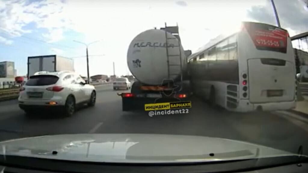 В Барнауле на улице Попова автоцистерна въехала в пассажирский автобус Фото №1