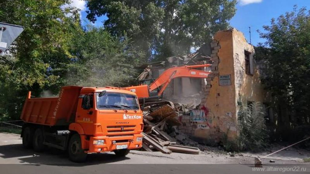 В Барнауле на улице Восточной сносят аварийный дом Фото №1