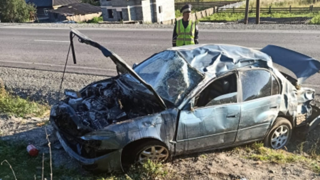 Автомобиль с ребенком в салоне перевернулся на трассе в Горном Алтае Фото №1