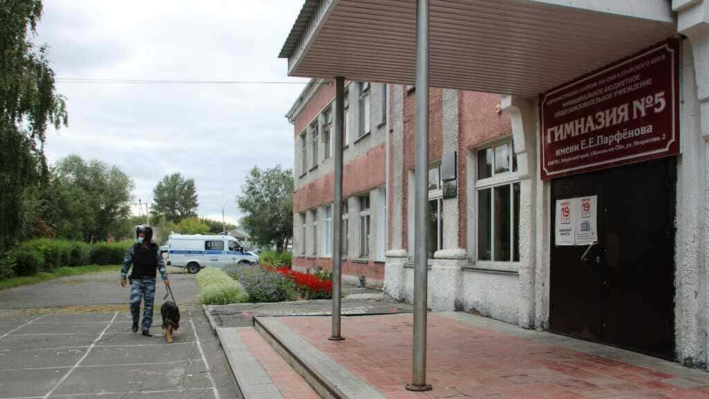 В Камне-на-Оби «разминировали» школу и бассейн Фото №7