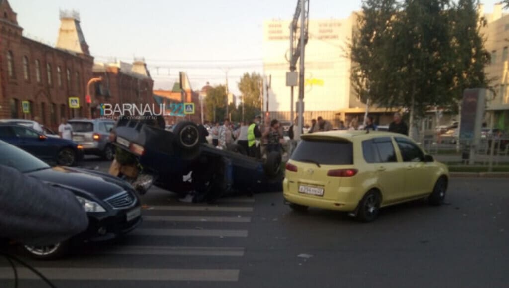 В центре Барнаула при аварии перевернулся автомобиль Фото №1