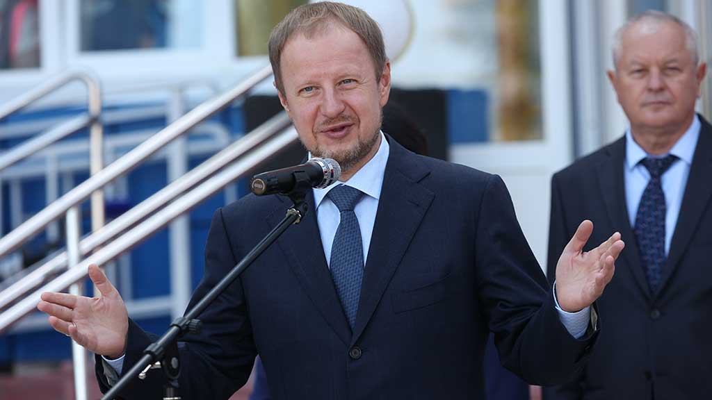 Губернатор Виктор Томенко посетил Налобихинскую школу Фото №2