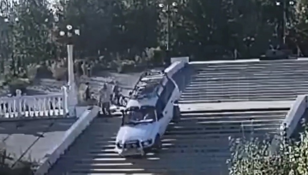 Бийчанина, который съехал на джипе с городской лестницы, привлекли к ответственности Фото №1