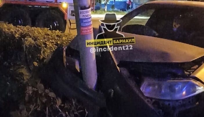 В Барнауле водитель заехал на тротуар и сбил столб Фото №1