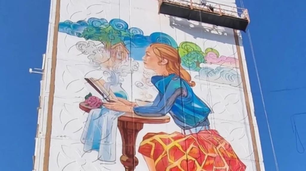 «Девочка с книжкой» появилась на фасаде многоэтажки в Алтайском крае Фото №1