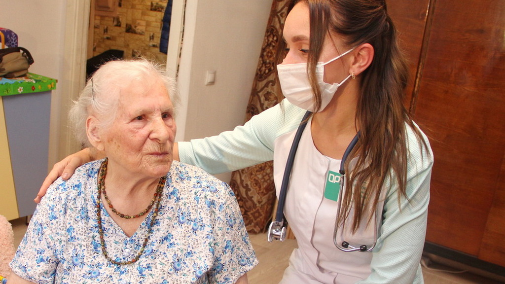 Алтайские медики вылечили от коронавируса 95-летнюю пациентку Фото №1