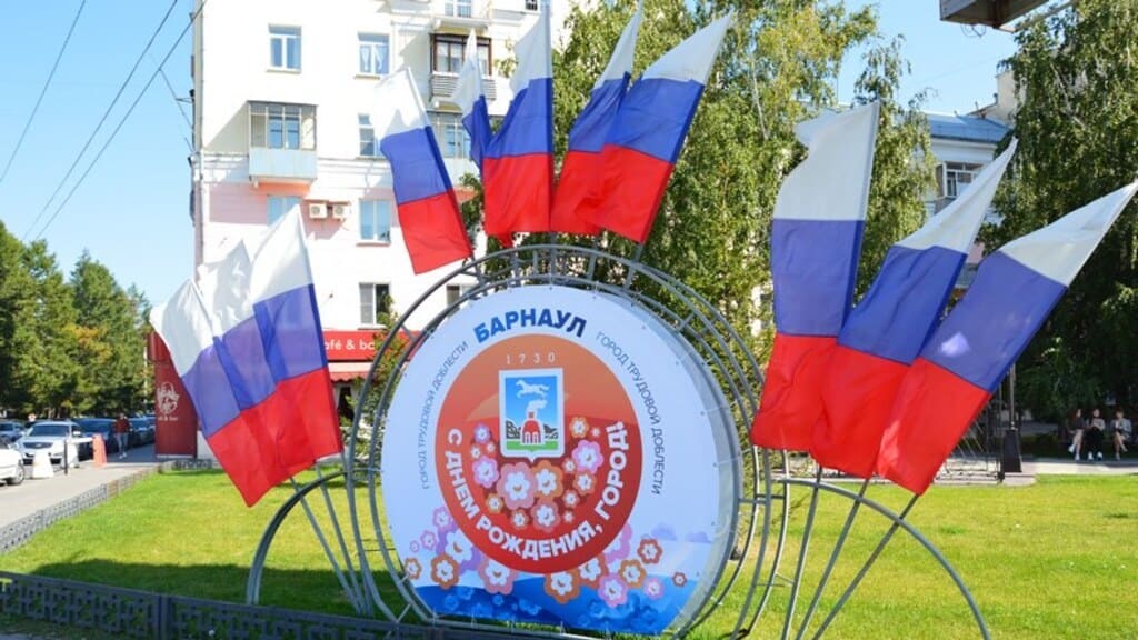 Виктор Томенко и Александр Романенко поздравили барнаульцев с Днем города Фото №1