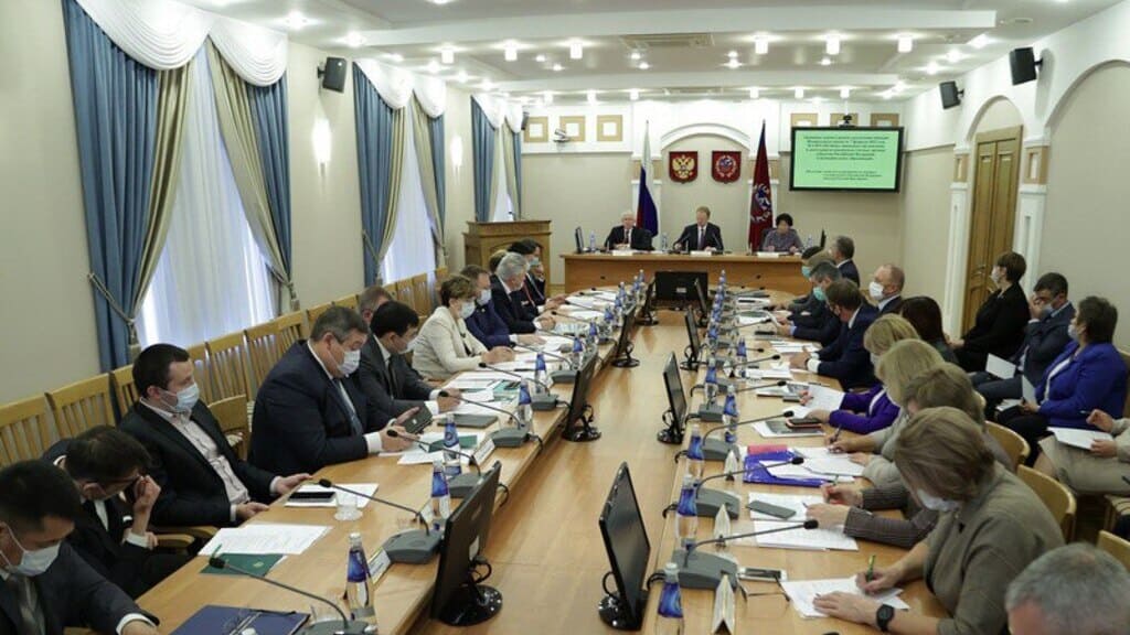 Губернатор Виктор Томенко встретился с представителями Счетной палаты России Фото №1