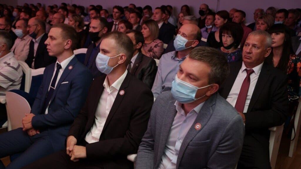 Губернатор Виктор Томенко поздравил коллектив Алтайского завода прецизионных изделий с 30-летием со дня основания предприятия Фото №2