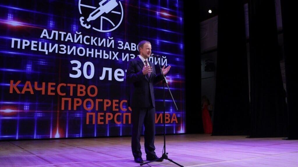 Губернатор Виктор Томенко поздравил коллектив Алтайского завода прецизионных изделий с 30-летием со дня основания предприятия Фото №1