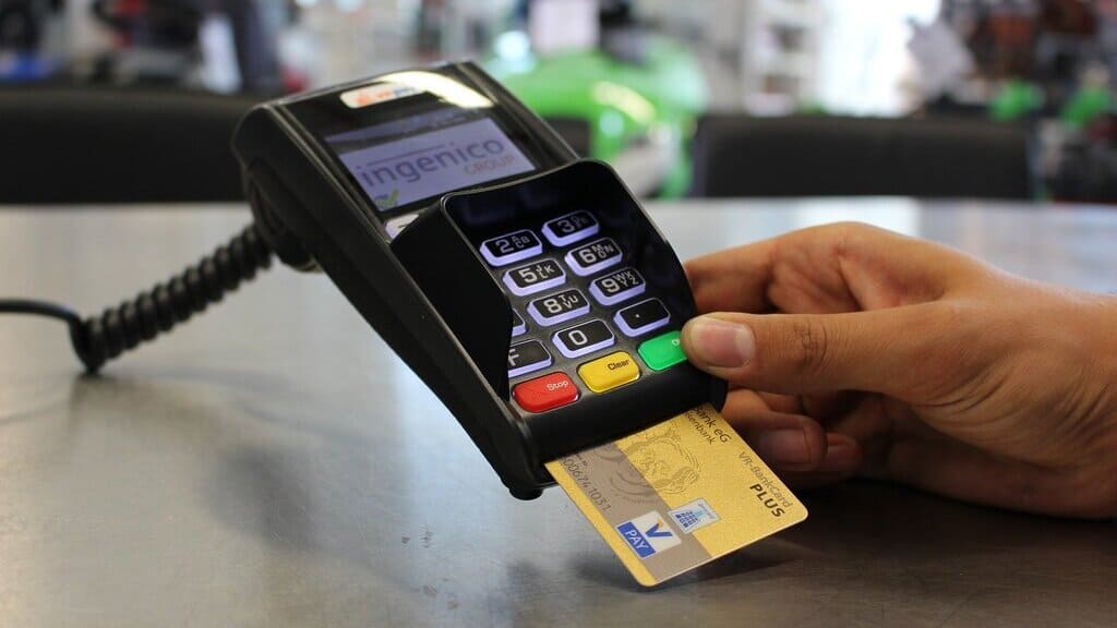 Visa повышает комиссию за оплату картой в магазинах Фото №1