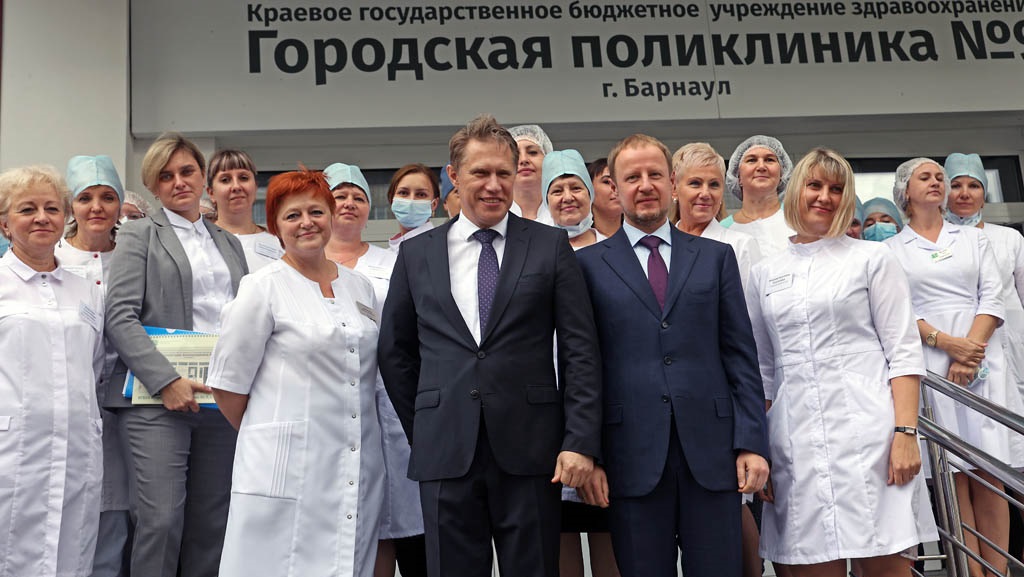 Михаил Мурашко наградил медицинских работников Алтайского края Фото №1
