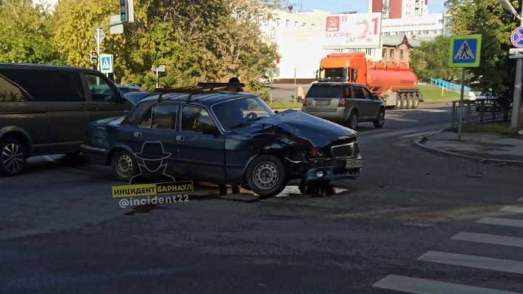 В центре Барнаула столкнулись два автомобиля вблизи пешеходного перехода Фото №1