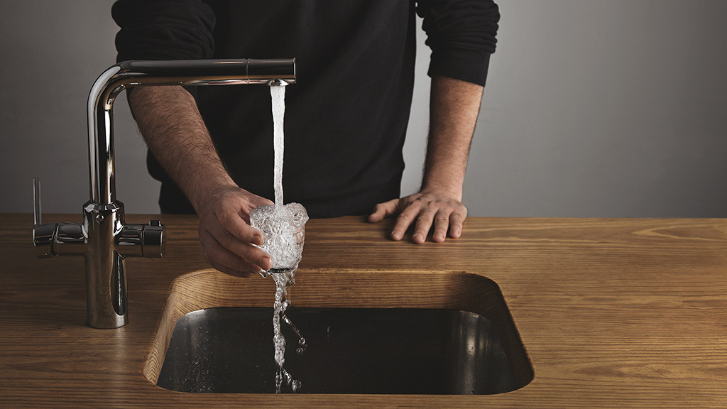 Фото: https://www.freepik.com/free-photo/brutal-barista-black-sweatshot-thick-wooden-table-rinses-small-tranparent-glass-with-water-silver-metal-tap-cafe-shop-water-drops-out-glass_11333608