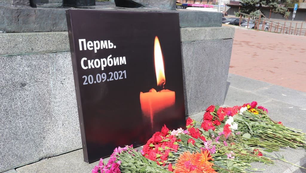 Барнаульцы почтили память погибших при стрельбе в Перми Фото №1
