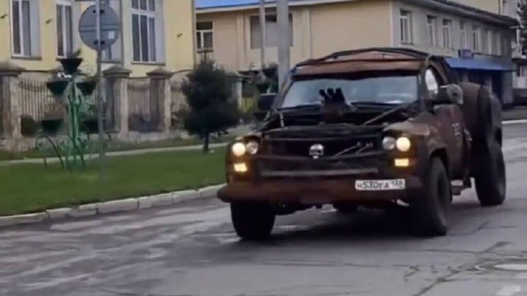 Соцсети: автоколонну в стиле «Безумного Макса» заметили в Горно-Алтайске Фото №1