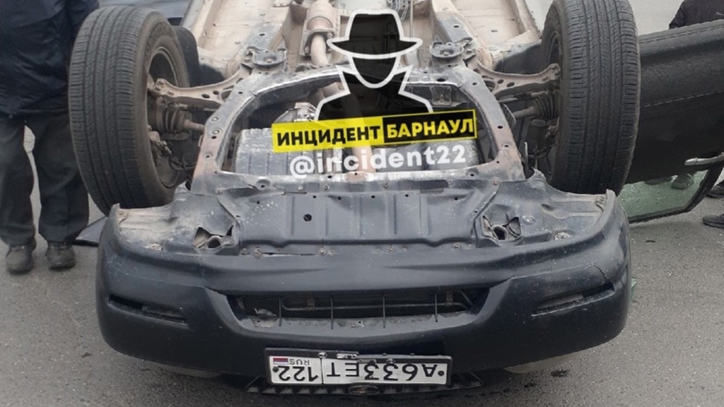 Около площади Победы в Барнауле легковушка перевернулась на крышу Фото №1