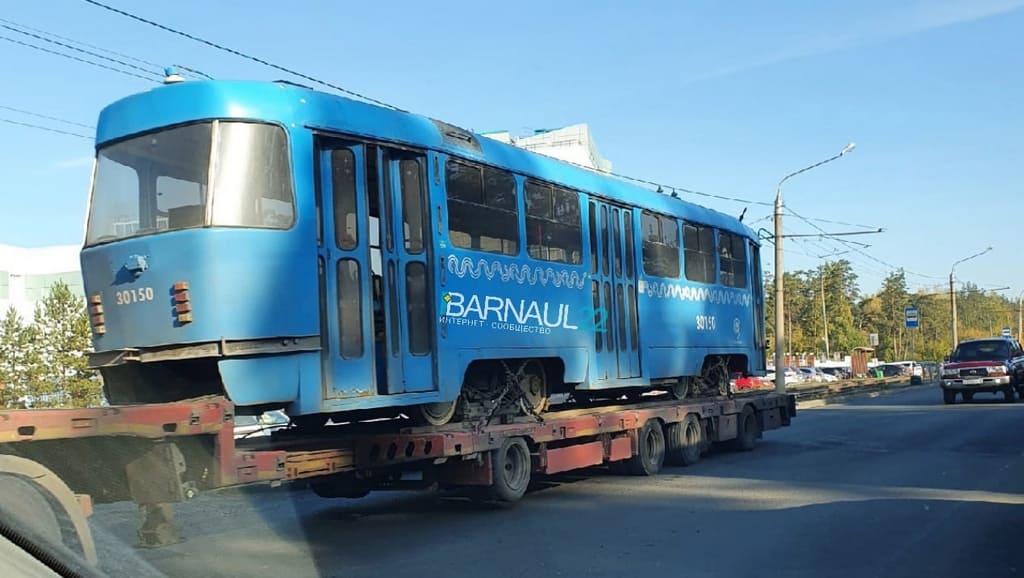 Перед въездом в Барнаул заметили фуры с голубыми трамваями Фото №1