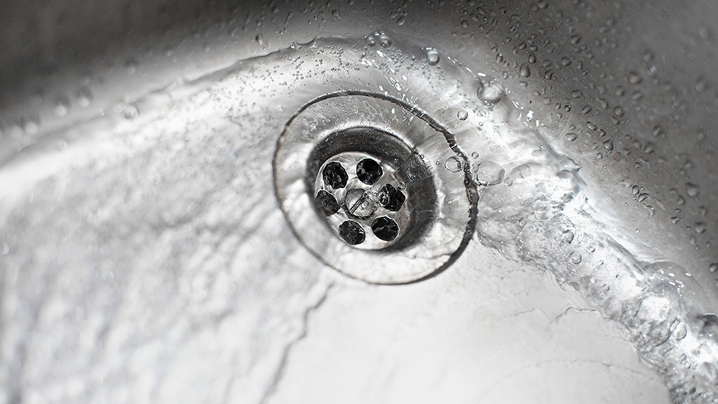 Фото: https://www.freepik.com/free-photo/swirl-water-going-down-sink_7251341