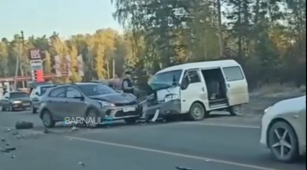 На алтайской трассе иномарка выехала на встречку и столкнулась с несколькими автомобилями Фото №1