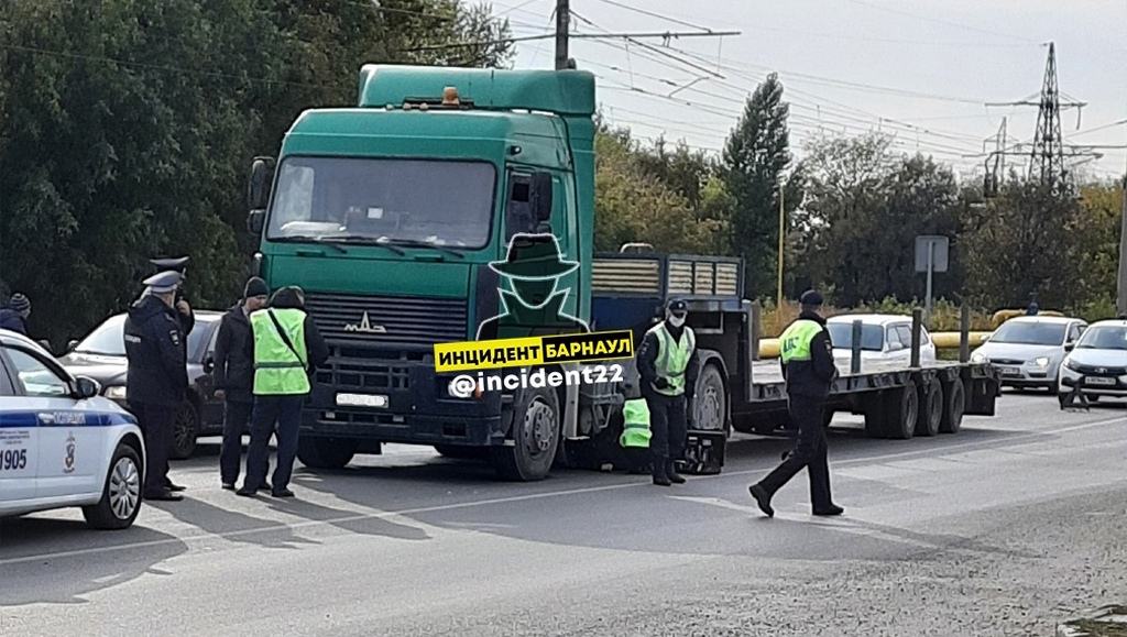 В Барнауле «МАЗ» насмерть сбил пешехода, который перебегал проезжую часть Фото №1