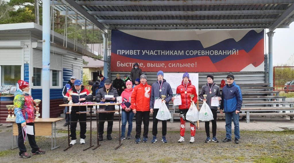 Награждение проводит исполнительный директор Агрохолдинга «ГУДВИЛЛ» Ильичев Геннадий Николаевич.