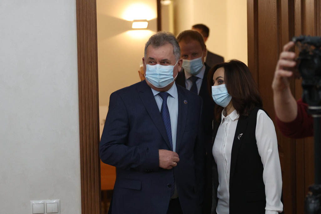 Губернатор Виктор Томенко поприветствовал депутатов нового созыва Алтайского Заксобрания Фото №2
