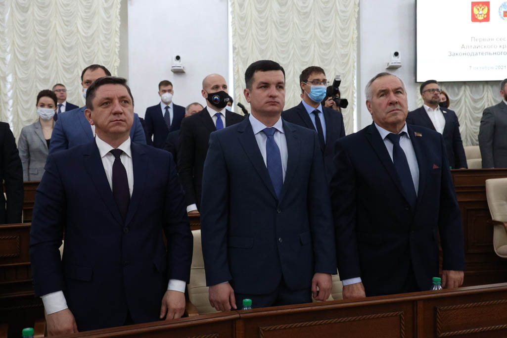 Губернатор Виктор Томенко поприветствовал депутатов нового созыва Алтайского Заксобрания Фото №4