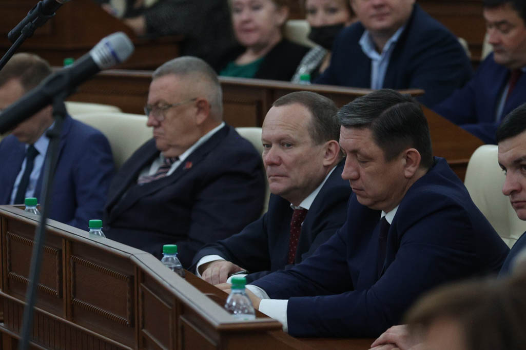 Губернатор Виктор Томенко поприветствовал депутатов нового созыва Алтайского Заксобрания Фото №5
