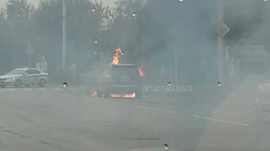 На улице Юрина в Барнауле горит автомобиль Фото №1