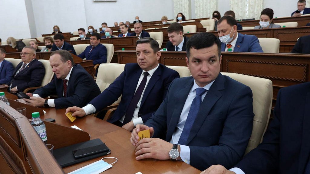 Каков обобщенный портрет депутатов АКЗС восьмого созыва Фото №1