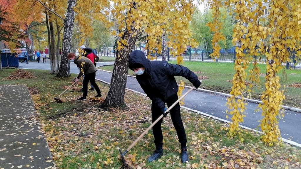 «Чистый четверг»: в Барнауле прошли экологические субботники Фото №1