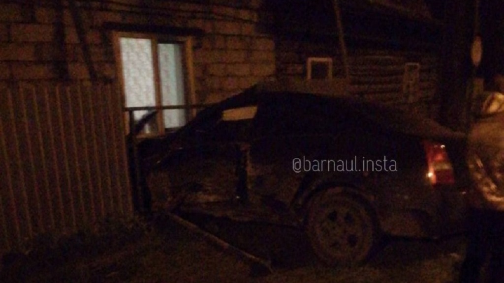 В Барнауле легковой автомобиль влетел в забор частного дома Фото №1