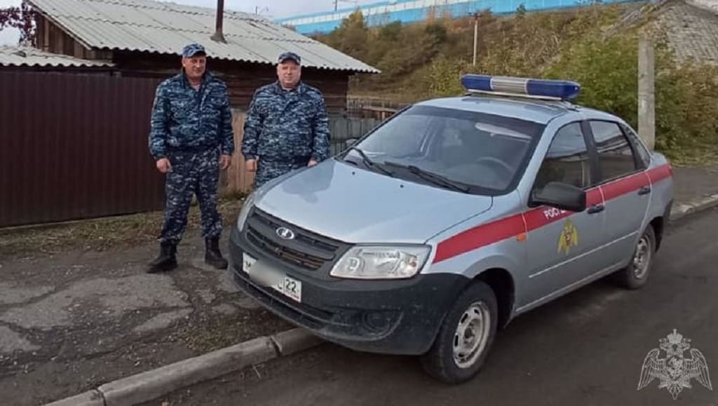 Алтайские росгвардейцы помогли жильцам выбраться из горящего дома Фото №1