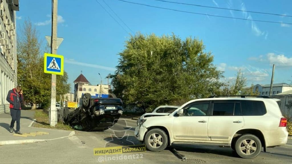 В Барнауле после ДТП на перекрестке перевернулся автомобиль Фото №1