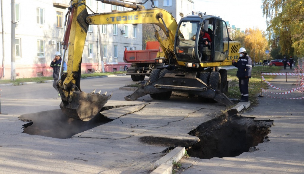 В Барнауле устраняют повреждение трубопровода на улице Деповской Фото №1