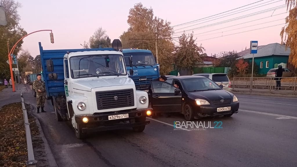 На Змеиногорском тракте в Барнауле образовалась серьезная пробка Фото №2