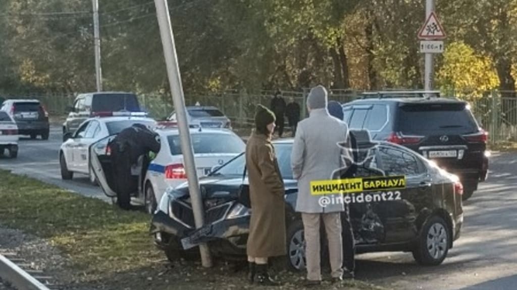 В Барнауле иномарка протаранила светофор на улице Малахова Фото №1