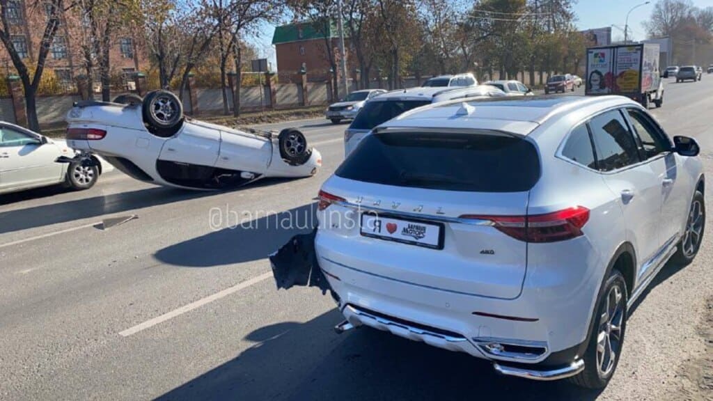 В Барнауле посреди проспекта Калинина автомобиль перевернулся на крышу Фото №2
