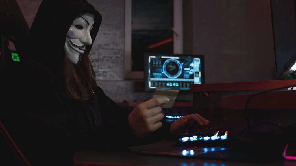 Эксперт рассказал, как мошенники могут узнать баланс вашей карты Фото №1