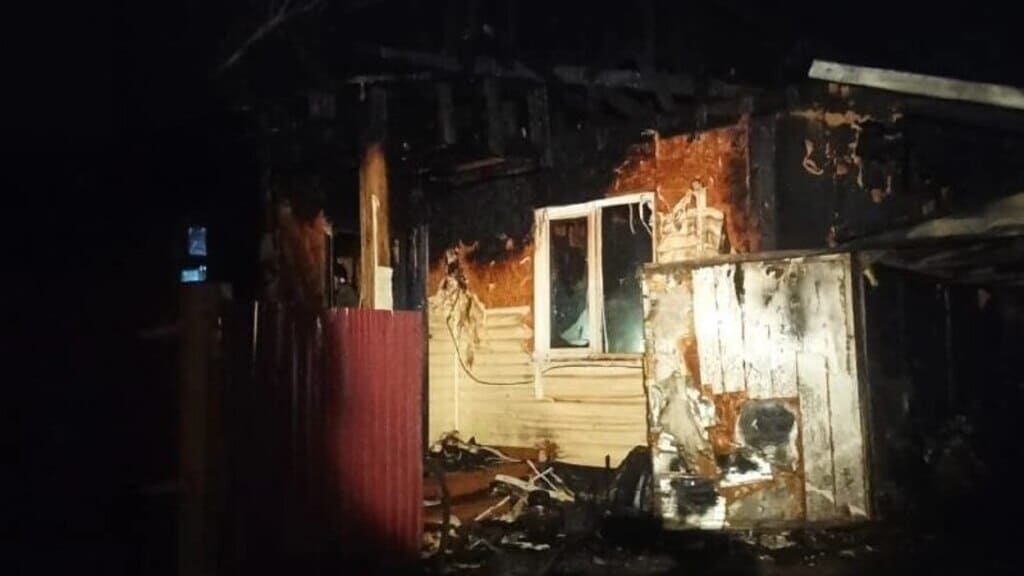 Алтайские спасатели поделились подробностями ночных пожаров в Барнауле и Бийске Фото №2