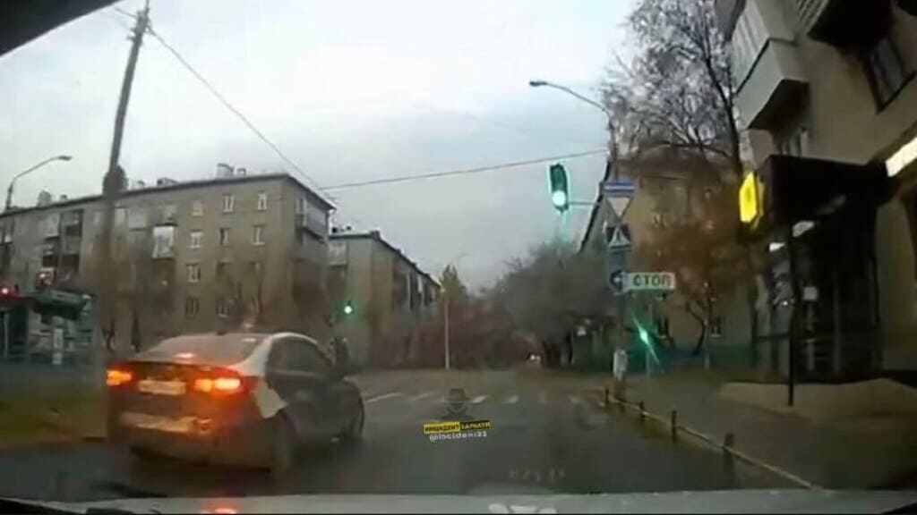 В Барнауле водитель едва не сбил пешехода Фото №1