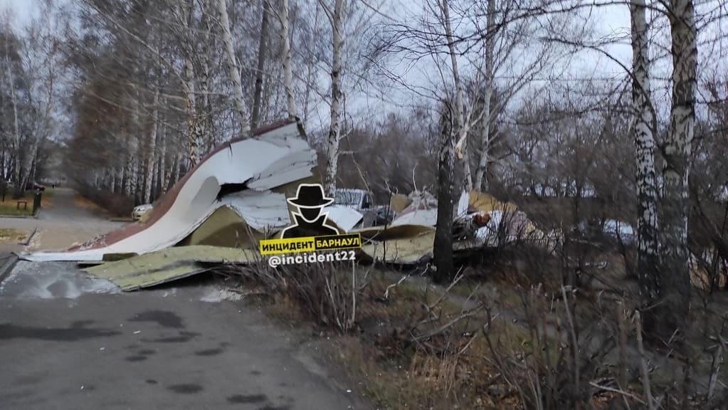 Штормовой ветер сорвал обшивку с фасада многоэтажки на Южном в Барнауле Фото №2