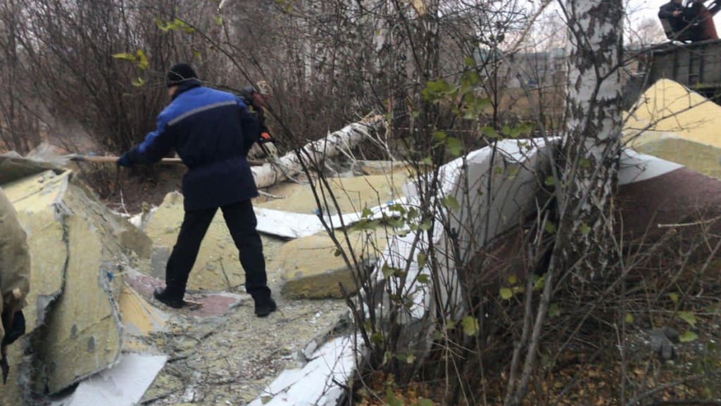 Падали деревья и рвались провода. В Барнауле продолжают устранять последствия непогоды Фото №1
