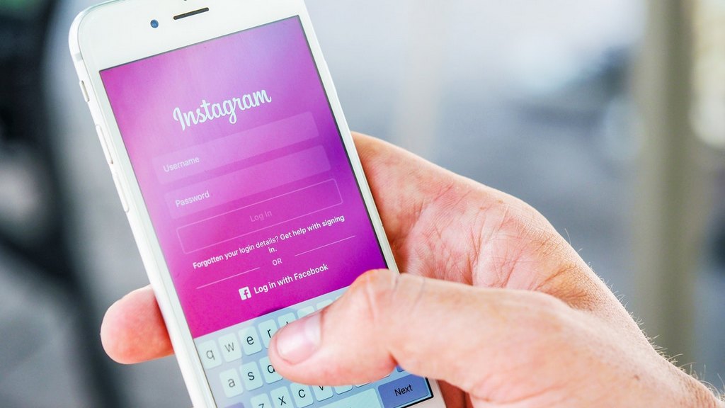 Instagram разрешил всем пользователям прикреплять ссылки в сторис Фото №1
