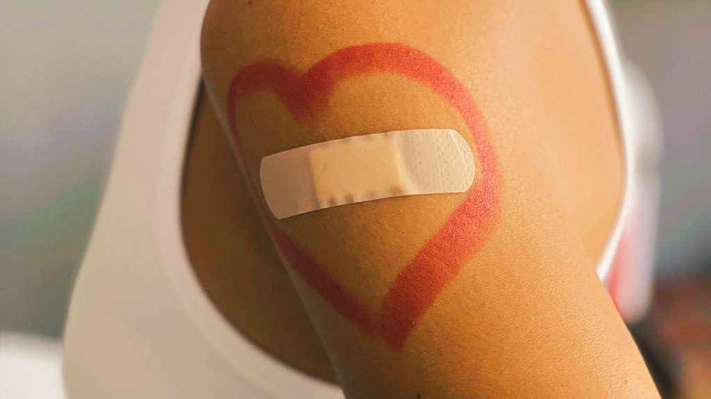 Ученые предложили новый способ введения вакцины – шипованный пластырь Фото №1