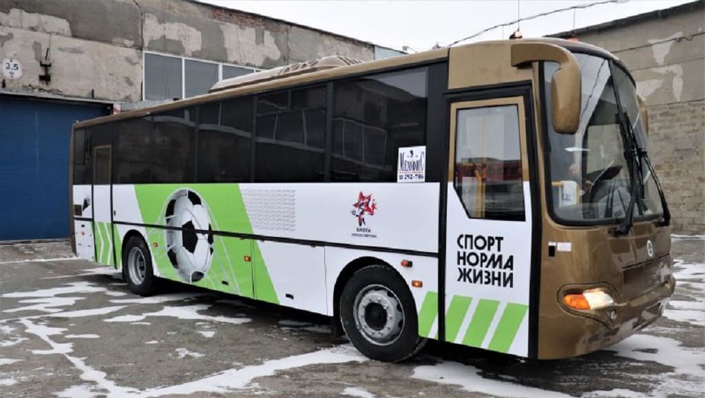Новые брендированные автобусы получили три спортивные школы в Алтайском крае Фото №1