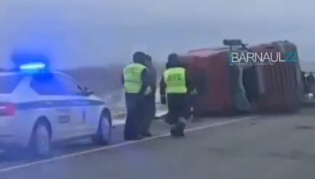 Видео. На алтайской трассе перевернулась фура Фото №1